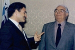 Dionisio Gutiérrez con el presidente de Colombia (1982-1986), Belisario Betancur. 11 de octubre de 1998