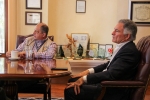 Dionisio Gutiérrez con Luis Guillermo Solís, jefe de la Misión de Observación Electoral de la OEA
