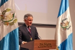Dionisio Gutiérrez recibe galardón por parte de la Asociación Guatemalteca de Abogadas y Notarias