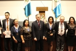 Dionisio Gutiérrez recibe galardón por parte de la Asociación Guatemalteca de Abogadas y Notarias
