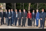 Dionisio Gutiérrez con ex presidentes de Iberoamérica; el presidente y vicepresidente de Guatemala, Alejandro Giammattei y Guillermo Castillo y el escritor venezolano, Moisés Naím