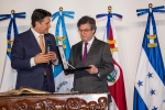 Entrega de Llaves de la Ciudad de Guatemala por parte del Alcalde Ricardo Quiñonez a Luis Alberto Moreno, presidente del BID