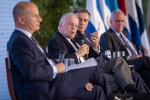 Panel con los presidentes José María Figueres y Miguel Ángel Rodríguez (Costa Rica), Jamil Mahuad (Ecuador) y Enrique Bolaños (rector INCAE)