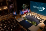 (izq. der.) Tercer panel: Juan Luis Cebrián, Laura Chinchilla, José Suárez Arias-Cachero, Luis Lacalle Pou, Agustín Antonetti
