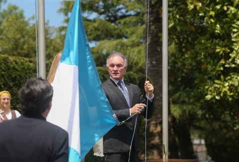 Dionisio Gutiérrez izando la bandera de Guatemala