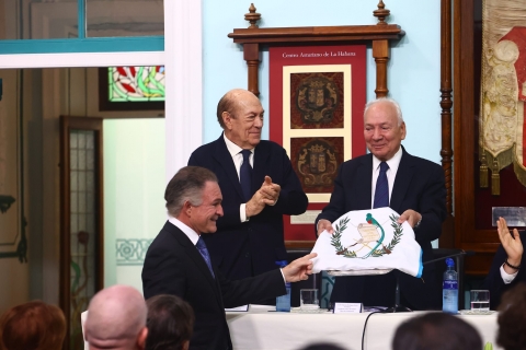 Entrega de la bandera de Guatemala